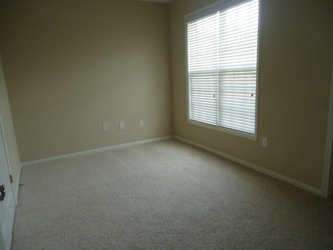 Building Photo - Beautiful 2 (possible 3) Bedroom Condo with ONE CAR GARAGE! Minutes to Bragg and Shopping