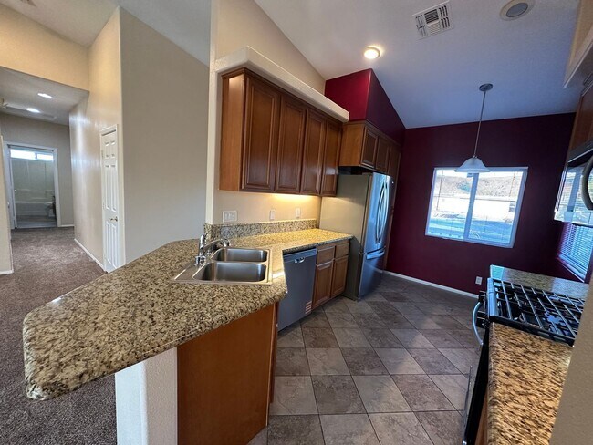 Building Photo - Welcome Home to this beautiful 3 Bed 2 Bath Home