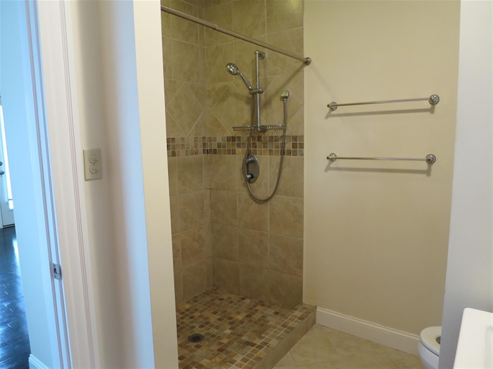 Building Photo - 6 Giles Park