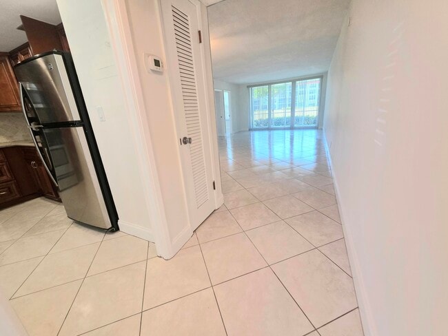 Building Photo - 3100 NE 48th Ct
