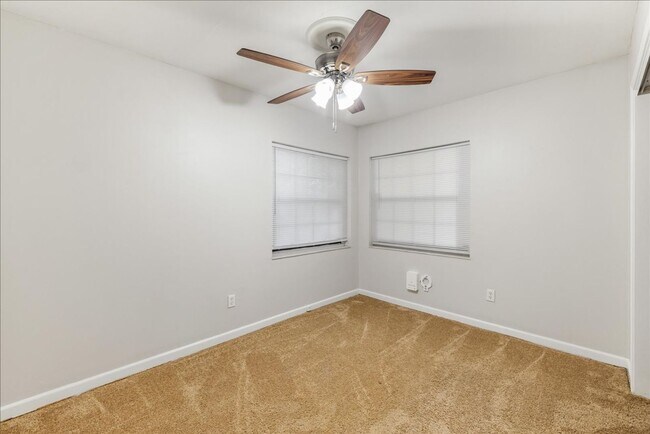 Building Photo - 103 S Chapel Dr