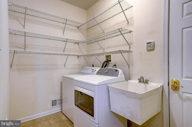 Building Photo - 45 Lockwood Dr