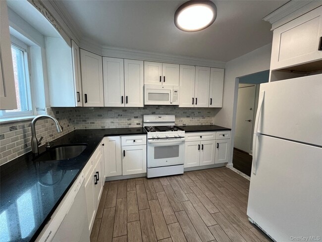 Building Photo - 75-50 Furmanville Ave