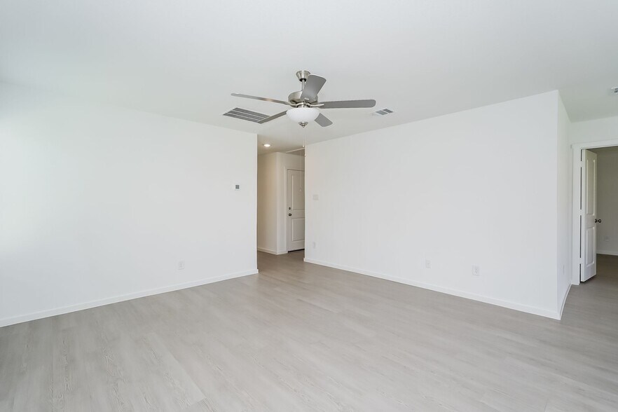 Building Photo - 2736 River Knl Ln