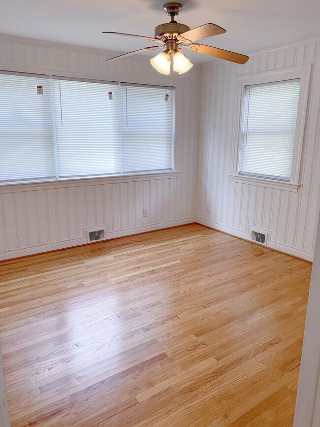 Building Photo - 3 Bed 2 Baths Grid home with fenced backya...