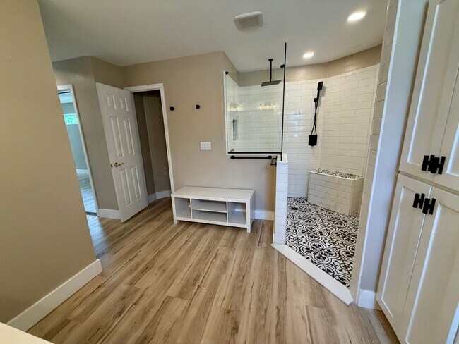 Building Photo - 4 bed 2bath with Pool