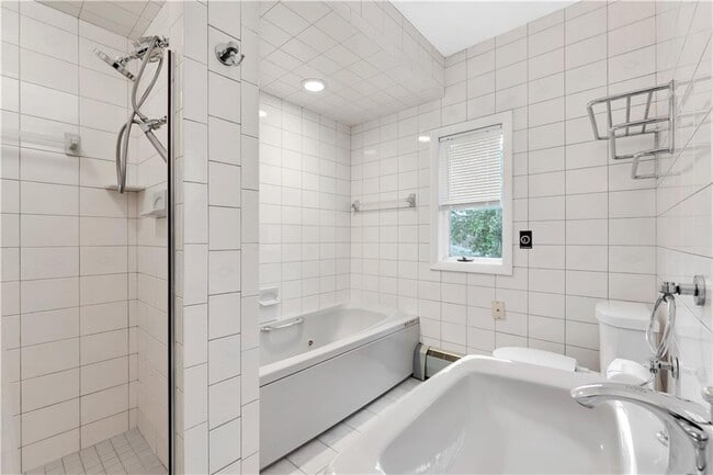 Building Photo - 41 Elmway St