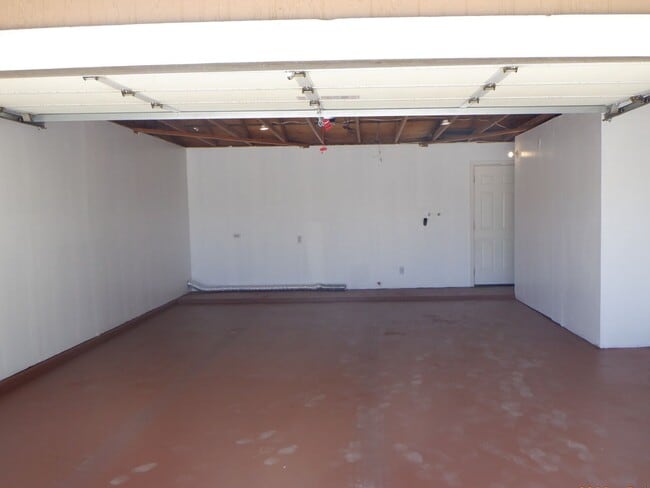 Building Photo - Cute 4 bedroom in East Golden Hills with L...
