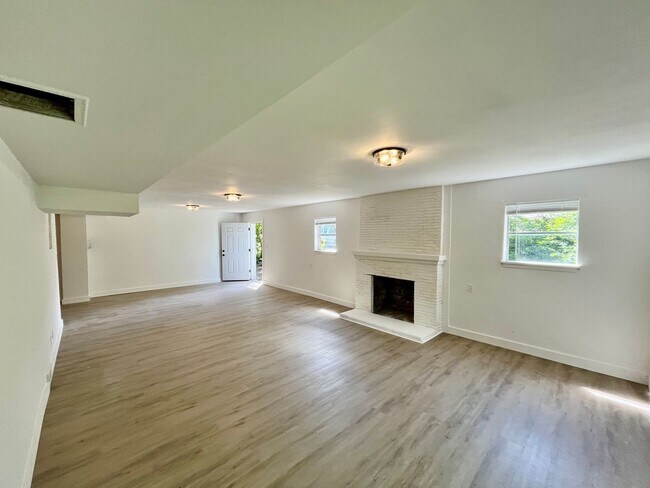 Building Photo - Newly Renovated Seattle 3bed 2bath Home