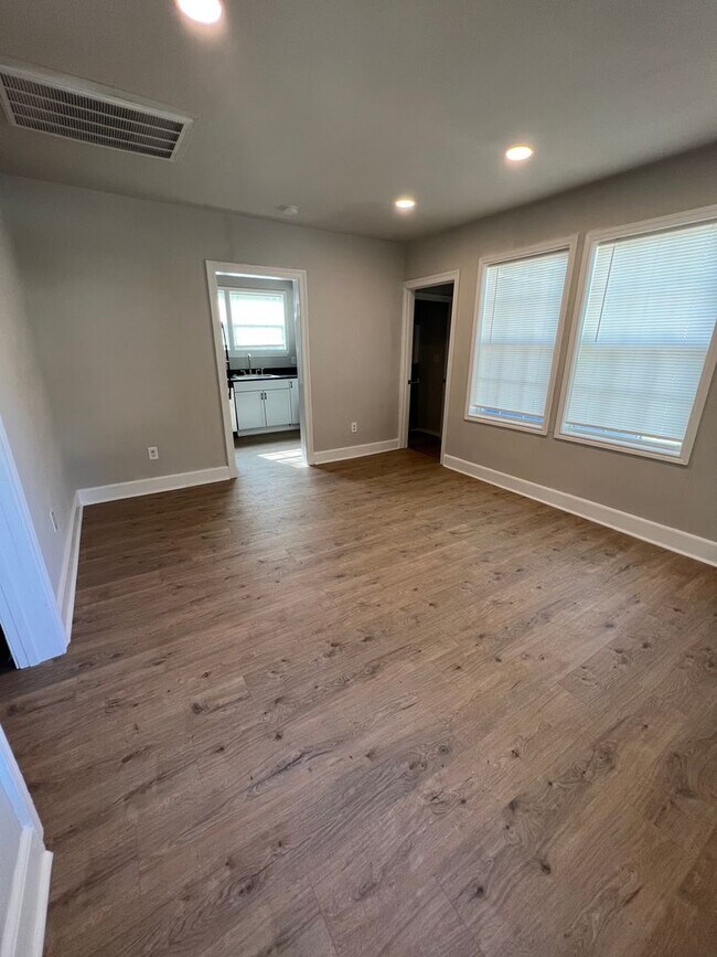 Building Photo - Renovated 2 Bed 2 Bath Lake Charles