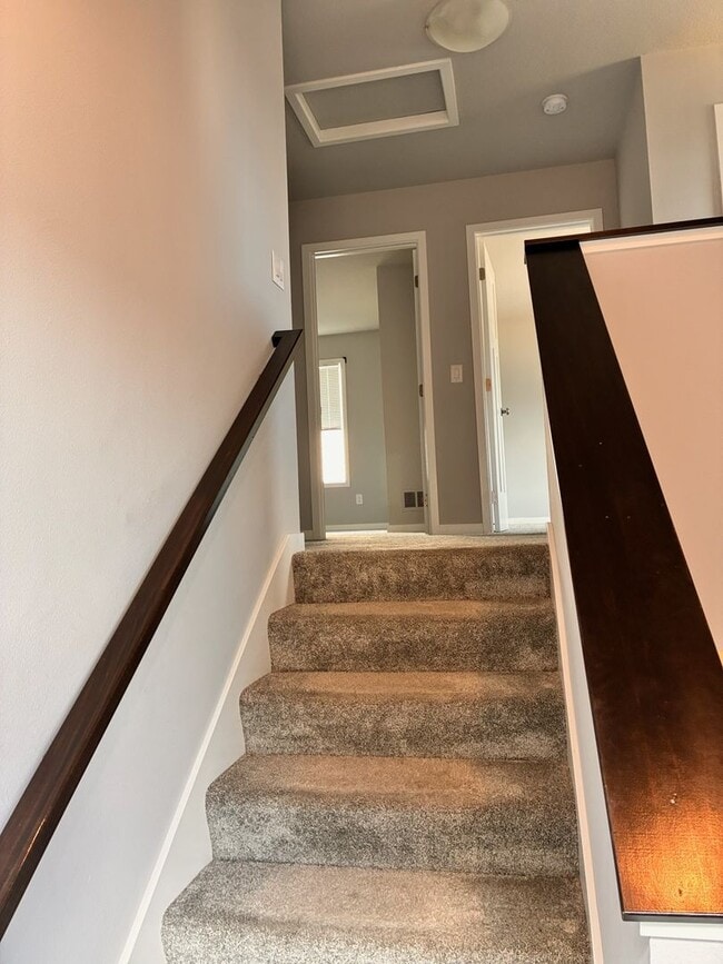 Building Photo - Spacious 3BR 2.5ba house in Urbandale, available NOW!