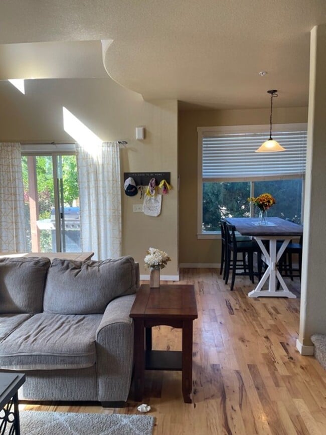 Building Photo - Gorgeous End-Unit Townhome Backing to Open Space!