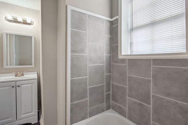 Primary Photo - Large Near Downtown 3BR/1BA House For Rent