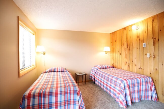 Building Photo - 2+ Bed 2 Bath Furnished Winter Seasonal 6mo Rental Available Nov 1! - $1750/mo