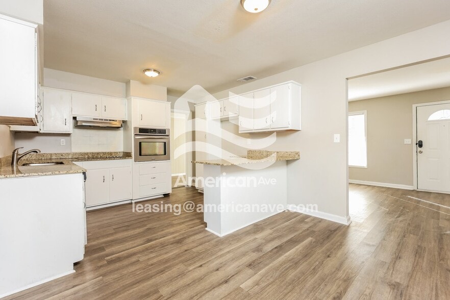 Building Photo - 5905 Luna Dr