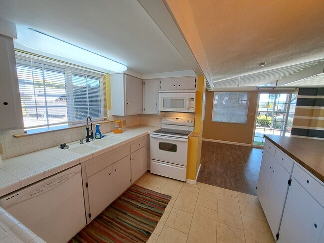 Building Photo - Country Club Terrace Condo