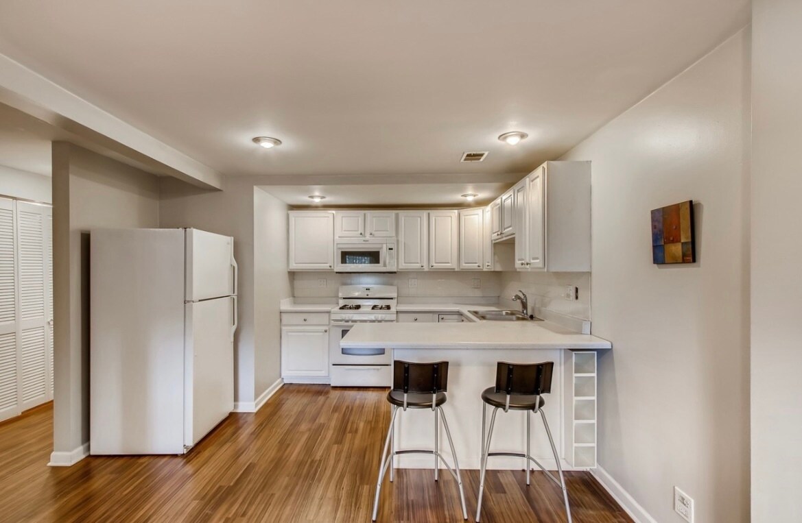 Building Photo - 722 S Oakley Blvd