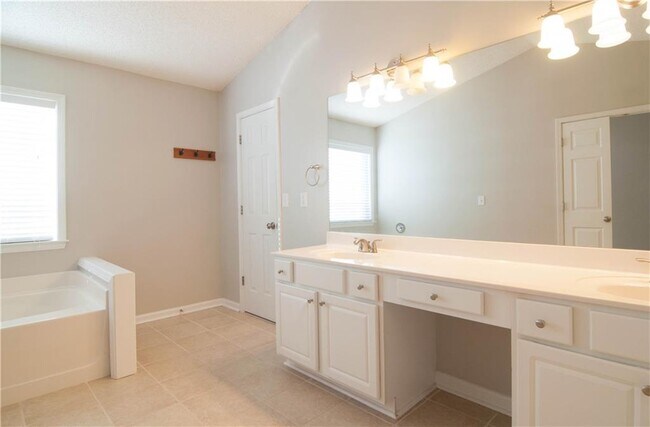 Building Photo - 558 Lullingstone Dr SE
