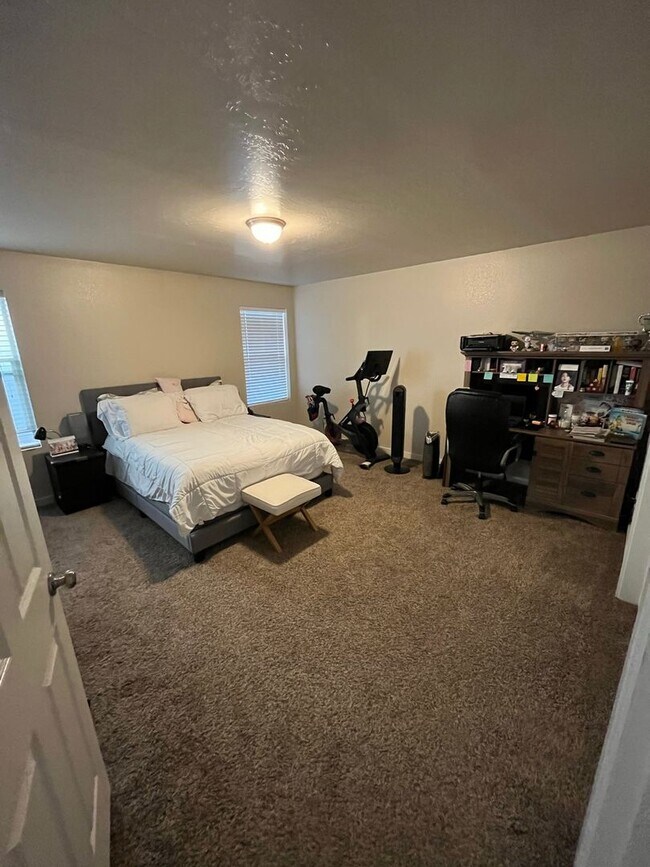 Building Photo - Comfortable Living in a Beautiful, Well-Kept Home