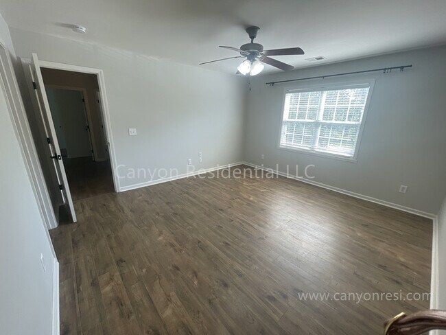 Building Photo - Beautiful 3b Room!Move in ready!