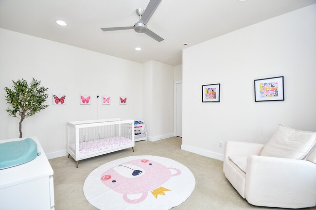 Building Photo - 5519 Paraiso Pl