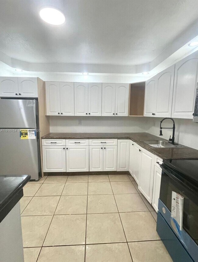 Building Photo - 800 NE 199th St