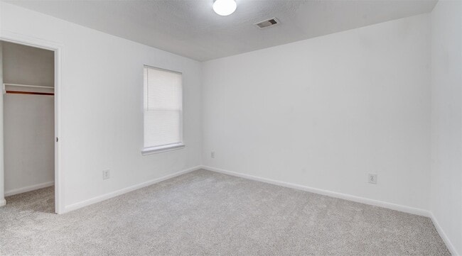Building Photo - 827 Forest Ivy Ln