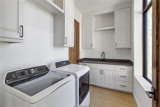 Building Photo - 4558 Hicks Ln