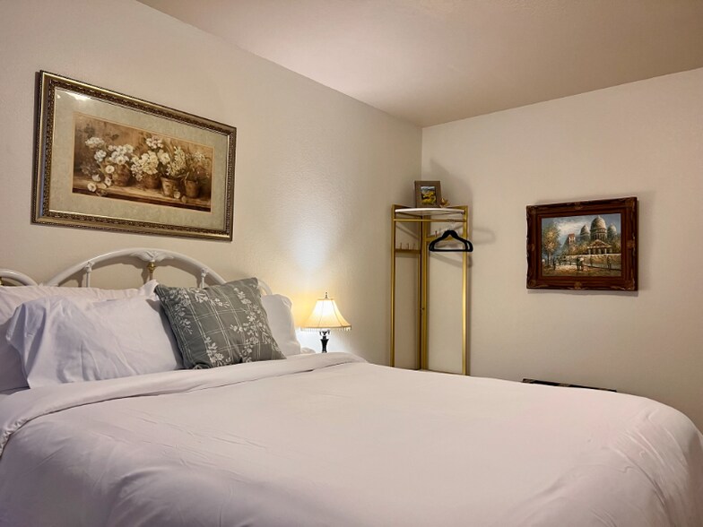 Building Photo - 1562 Oak St