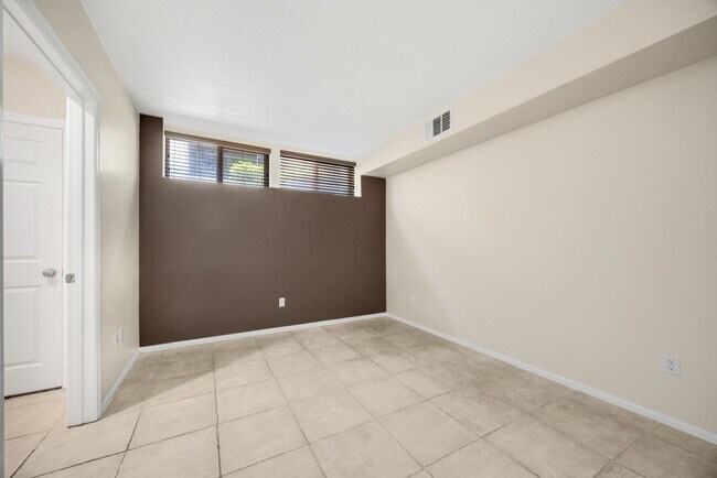 Building Photo - Charming 3-bedroom, 3-bathroom Condo