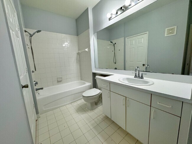 Building Photo - Updated 2BR/1BA Florida Club Condo! Available Soon!