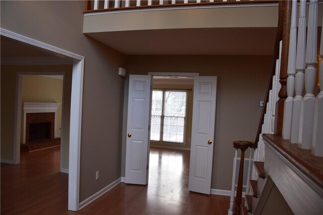 Building Photo - 490 Sherman Oaks Way