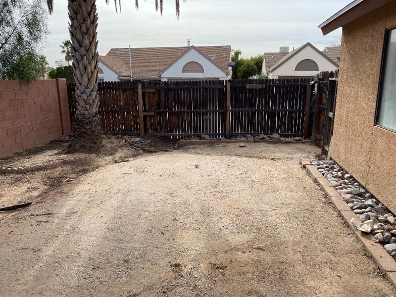 Building Photo - 7840 N Viewpointe Cir