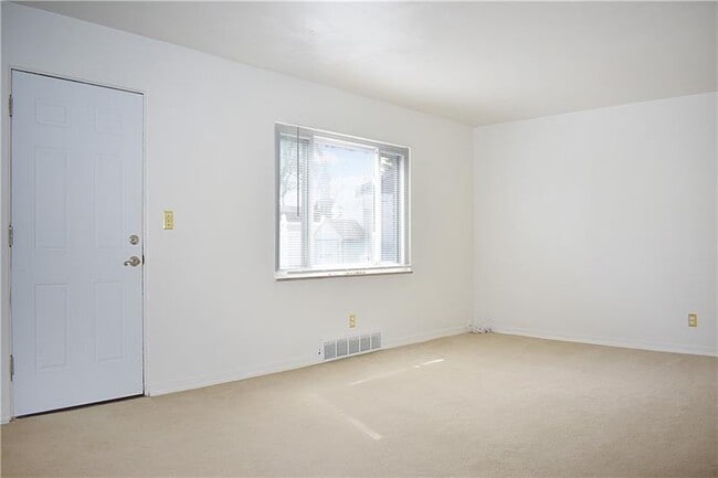 Building Photo - 100 Primrose Ave