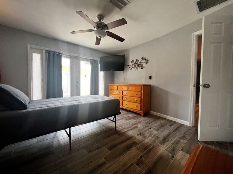 Building Photo - 2115 Karen Dr