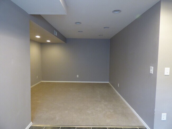 Building Photo - 805 Summer Hawk Dr