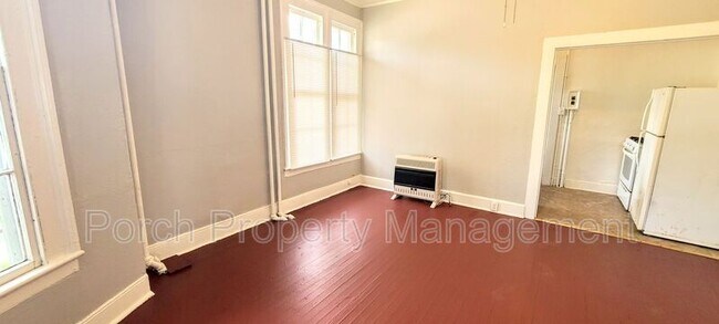 Building Photo - 320 N Barcelona St