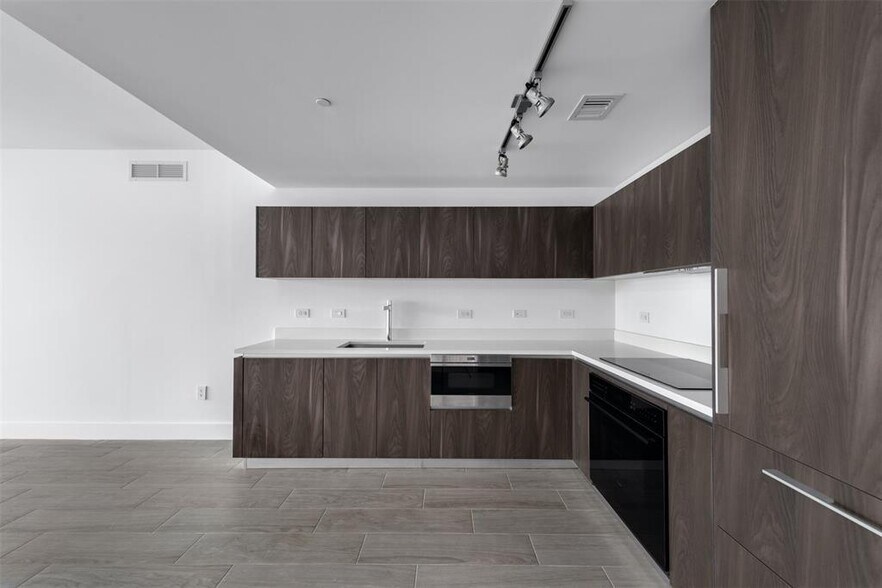 Building Photo - 3131 NE 7th Ave