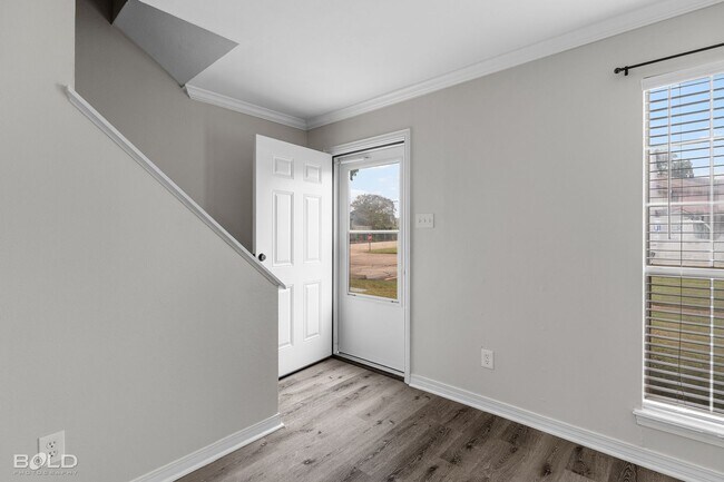 Building Photo - 3 bed 2 bath Town House