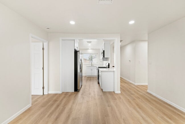 Building Photo - Nice 5 bedroom house on Ewing!