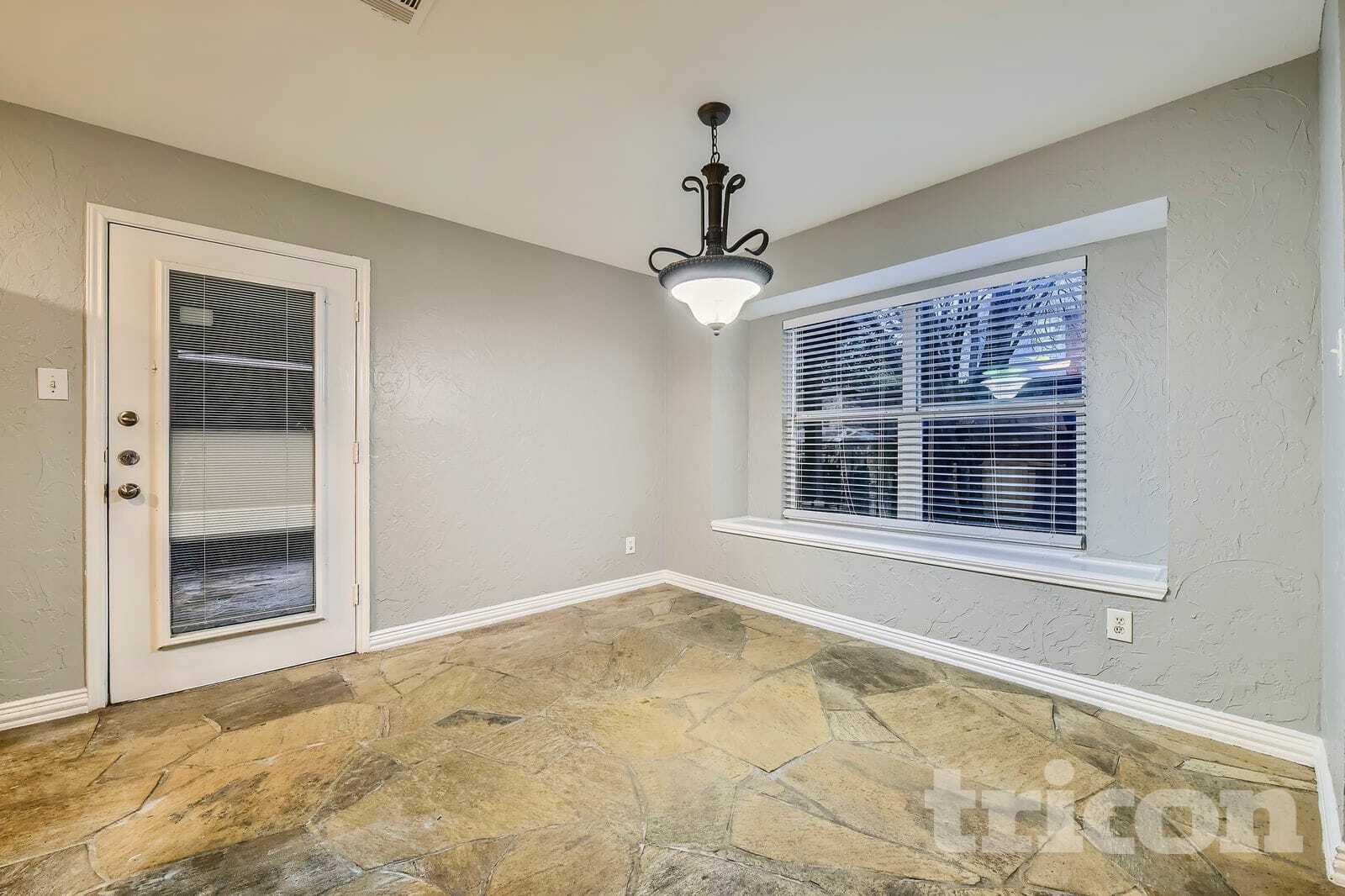 Building Photo - 220 Flatwood Dr