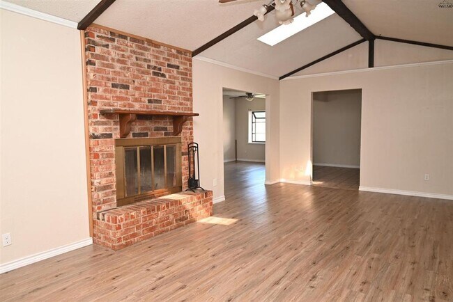 Building Photo - 4 bed 2 bath near SAFB.