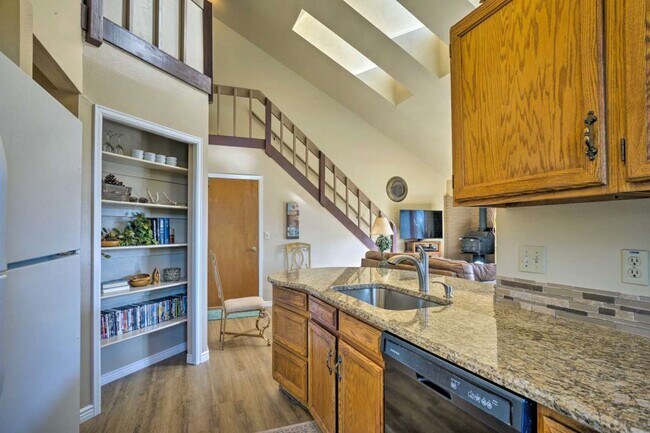 Building Photo - 920 Ponderosa Way