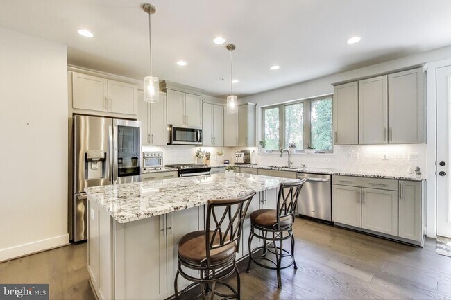 Building Photo - 5004 Oakmoore Dr