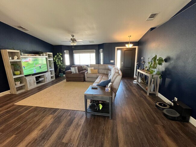 Building Photo - ****Move In Special**** $300 off 1st Month...