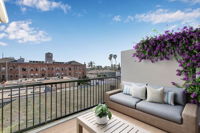 Building Photo - 1827 Wilcox Ave