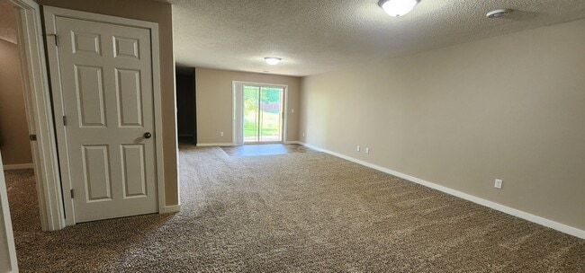 Building Photo - Beautiful 3 Bed, End Unit, Town Home for Rent