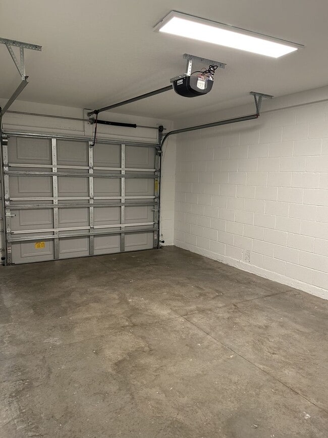 Building Photo - NEW 3/2/1 ready to rent! Pet friendly.