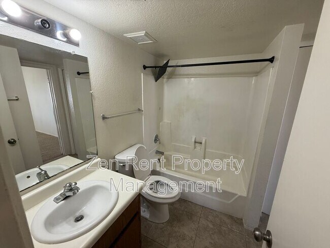 Building Photo - 2843 E Marconi Ave