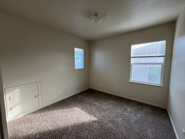 Building Photo - Large Two Story Crossroads Home!